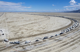 Транспортные средства выезжают с фестиваля Burning Man в Блэк-Рок-Сити, штат Невада, США.