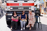 Местные жители блокируют грузовик Красного Креста, доставляющий еду для мигрантов, на сицилийском острове Лампедуза.