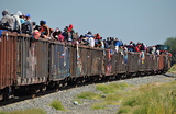 Мигранты едут в поезде в надежде добраться до США в Агуаскальентесе, Мексика.