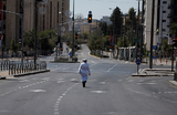 Мужчина идет по пустынной улице в канун одного из главных еврейских праздников Йом Кипура, также его называют еврейским «Судным днем», в Иерусалиме.