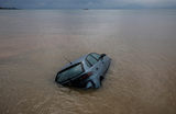 Автомобиль затонул в море после того, как шторм «Элиас» обрушился на деревню Агрия, Греция.