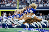Группа поддержки команды Dallas Cowboys выступает перед игрой против команды New England Patriots на стадионе AT&T в Арлингтоне, Техас, США.