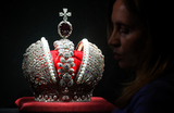  Большая Императорская корона, созданная мастерами АЛРОСА на пресс-показе выставки «Записки ювелира. Бриллиантовая история» в Историческом музее в Москве.