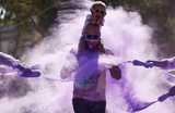 Участники благотворительного забега «Colour My Run» в Ташбиеше, Мальта.