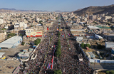 Во время акции протеста против конфликта между Израилем и палестинским движением ХАМАС в Сане, Йемен.