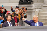 Бывший президент США Дональд Трамп после подачи документов на включение своего имени в бюллетень для голосования на первичных выборах в Конкорде, штат Нью-Гэмпшир, США.