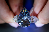 Голубой бриллиант Bleu Royal весом 17,61 карат во время показа лотов ювелирных торгов аукционного дома Christie's в Женеве, Швейцария.