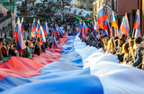 Развертывание 100-метрового флага Российской Федерации во время праздничных мероприятий в День народного единства в Нижнем Новгороде, Россия.