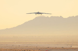 Американская корпорация Northrop Grumman провела испытания первого в мире стратегического «бомбардировщика-невидимки» шестого поколения B-21 Raider. Самолет способен нести ядерное оружие. База ВВС США в Калифорнии. 
