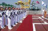 Российские моряки на палубе большого противолодочного корабля Тихоокеанского флота России «Адмирал Трибуц» в порту города Читтагонг в Бангладеш. 