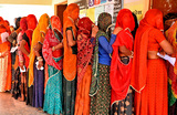 Женщины стоят в очереди на избирательном участке, чтобы проголосовать на выборах в собрание штата Раджастан. Аджмер, Индия.