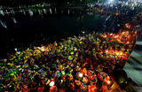 Во время фестиваля Лой Кратонг, который проводится в качестве символического выражения благодарности богине реки и благодарности за воду в Бангкоке, Таиланд.