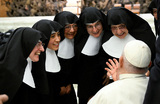Папа Франциск обращается к монахиням во время еженедельной общей аудиенции в зале Павла VI в Ватикане.