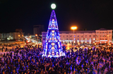 Церемония зажжения первой новогодней ели в Якутске на площади Орджоникидзе.