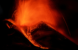 Вулкан Этна извергает потоки лавы на острове Сицилия, Италия.