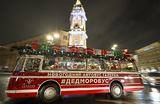 Оркестр Дедов Морозов едет по улицам Санкт-Петербурга в музыкальном автобусе «ДедМоробус». Во время остановок, Деды Морозы исполняют праздничные мелодии из популярных фильмов и сказок. 