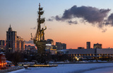 Вид на памятник Петру I и Москва-реку на закате.