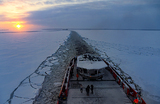 Люди наблюдают за восходом солнца с палубы корабля в Ботническом море в шведской Лапландии, Швеция.