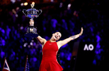 Арина Соболенко из Белоруссии празднует победу в финале Открытого чемпионата Австралии по теннису в  Мельбурне, Австралия.