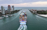 Крупнейщий в мире круизный лайнер Icon of the Seas компании Royal Caribbean's отчаливает в свой первый рейс. Майами, США.