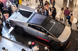 Презентация электропикапа Tesla Cybertruck в Китае. Автомобиль выставляют в Пекине, Шанхае, Шэньчжэне, Ханчжоу, Нанкине, Сиане, Чэнду и Чунцине (на фото). 