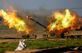 Израильское мобильное артиллерийское подразделение ведет огонь по сектору Газа недалеко от границы Израиля и Газы в Израиле.