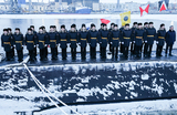 Военнослужащие во время торжественной церемонии передачи в состав военно-морского флота РФ подводной лодки «Кронштадт» проекта 677 «Лада» на заводе «Адмиралтейские верфи» в Санкт-Петербурге, Россия.