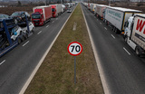 Очередь из грузовиков на КПП «Медыка» на польско-украинской границе в Пшемысле. Польша.