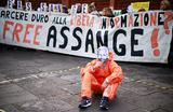 Cторонники основателя WikiLeaks Джулиана Ассанжа проводят демонстрацию перед посольством Великобритании, требуя остановить его экстрадицию из Великобритании в США в Риме, Италия.