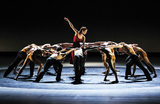 Артисты труппы Ляонинского балета во время показа балета «Солнечные часы» в рамках гастролей на Приморской сцене Мариинского театра во Владивостоке, Россия.