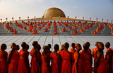 Буддийские монахи молятся в храме Ват Пхра Дхаммакая во время церемонии, посвященной Дню Маха Буча (в этот день, выпадающий на полнолуние третьего лунного месяца празднуют создание идеальной и образцовой общины). Провинция Патхумтхани, пригород Бангкока. Таиланд.