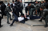 Сотрудники полиции задерживают ультраортодоксальных израильских мужчин во время акции протеста в Иерусалиме против призыва ортодоксов на военную службу.