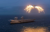 Вертолет «Мерлин» Королевского флота 820-й морской авиационной эскадрильи запускает осветительные ракеты после взлета с палубы авианосца «Принц Уэльский»  во время отправки на учения НАТО «Стойкий защитник 2024».