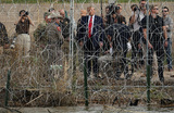 Кандидат в президенты от республиканской партии и экс-президент США Дональд Трамп посещает границу США с Мексикой в Игл-Пасс, штат Техас. Вид из Пьедрас-Неграс, Мексика.
