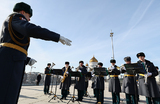 Военнослужащие оркестра Росгвардии во время концерта накануне 8 марта на Патриаршем мосту в Москве.