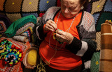 Иоанна Мацука (93 года) вяжет шарфы в своем доме в Афинах, Греция. В свои годы Ионна связала тысячи шарфов для нуждающихся детей в разных странах мира.