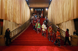 Члены народа осейджей идут по красной дорожке во время подготовки к 96-й церемонии вручения премии Оскар в Лос-Анджелесе, Калифорния, США.