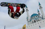 Участник фестиваля «Крутой спуск» у Казанского кремля в Казани, Россия. На втором плане - мечеть Кул-Шариф.