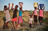 Жители городка Пумула в Зимбабве несут воду из колодца. В регионе наступил период жары и засухи, вызванный феноменом Эль-Ниньо (резкое повышение температуры поверхностного слоя воды на востоке Тихого океана).