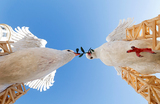 «Ниноты», или гигантские фигуры, изображающие голубей мира, сражающихся за оливковую ветвь, выставлены на улицах перед сожжением во время традиционного ежегодного фестиваля «Фальяс» в Валенсии, Испания.