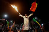 Сторонник празднует освобождение из тюрьмы лидера сенегальской оппозиции Усмана Сонко и кандидата в президенты Бассиру Диомайе Файе в Дакаре, Сенегал.