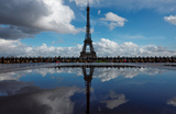 Установленные туристами «замки любви» возле Эйфелевой башни в Париже, Франция.