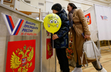 Люди голосуют на избирательном участке во время выборов президента России в Видном, Московская область, Россия.