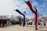 Участники театра на ходулях «Шоу великанов» на маршруте длиной 10 километров по улицам города во время установления рекорда для Книги рекордов России в Евпатории.