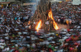 Ритуальный костер во время начала фестиваля Холи (трехдневный праздник весны) на окраине Ахмадабада, Индия.
