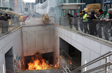 Солому бросают в огонь во время протеста бельгийских фермеров против ценового давления, налогов и экологического регулирования в день встречи министров сельского хозяйства ЕС в Брюсселе, Бельгия.