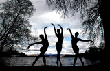 Артисты шотландского балета танцуют на берегу озера Лох-Ломонд перед туром «Лебединое озеро» недалеко от Глазго, Великобритания.