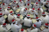 Учащиеся исламской школы в Куала-Лумпуре читают Коран в священный месяц Рамадан. Малайзия.