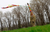 Мальчик, одетый в костюм из сена, идет по деревне во время пасхального празднования под названием «Марширующий Иуда» в деревне Страдун недалеко от Высоке-Мито, Чехия.