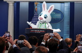 Пасхальный кролик на брифинге для прессы в Белом доме в Вашингтоне.